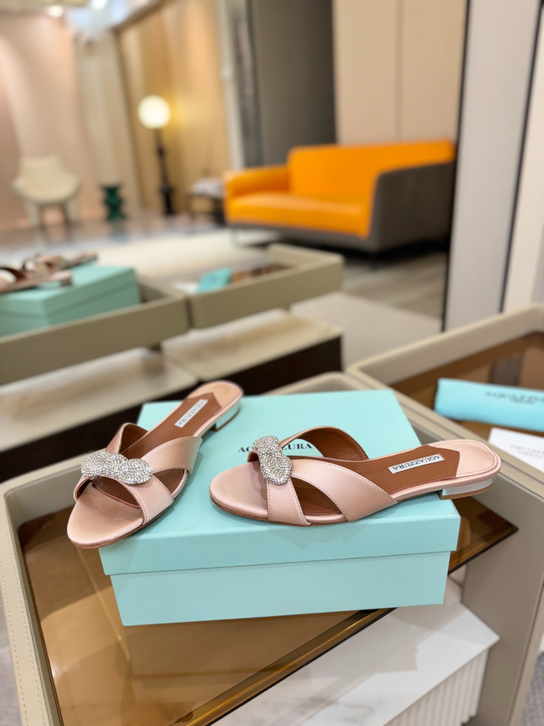 Aquazzura 🍍🍍「不追光，自己织一条星河走路」「他们说高跟才性感，我偏用平底鞋画出光的形状」「低