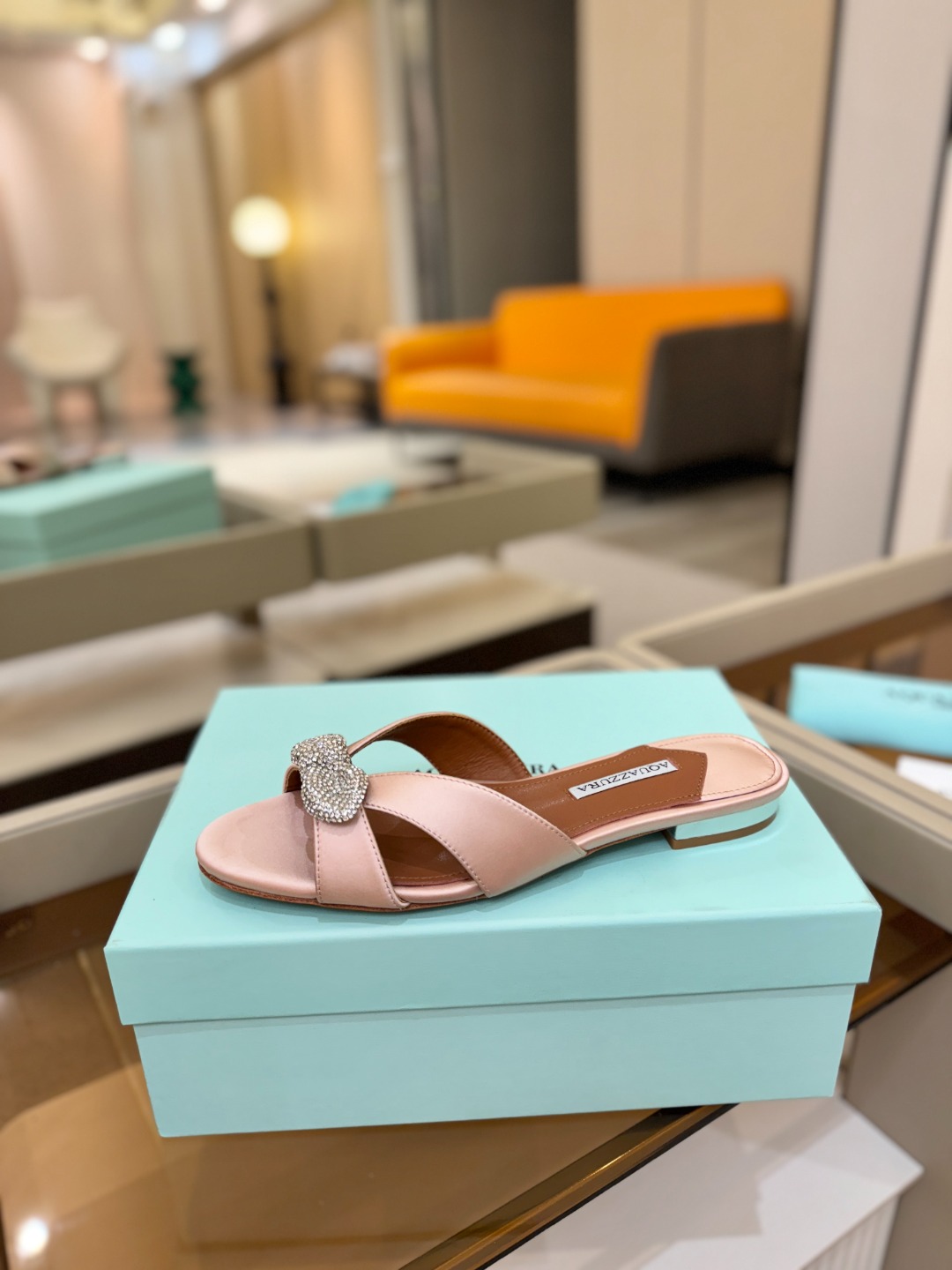 Aquazzura 🍍🍍「不追光，自己织一条星河走路」「他们说高跟才性感，我偏用平底鞋画出光的形状」「低