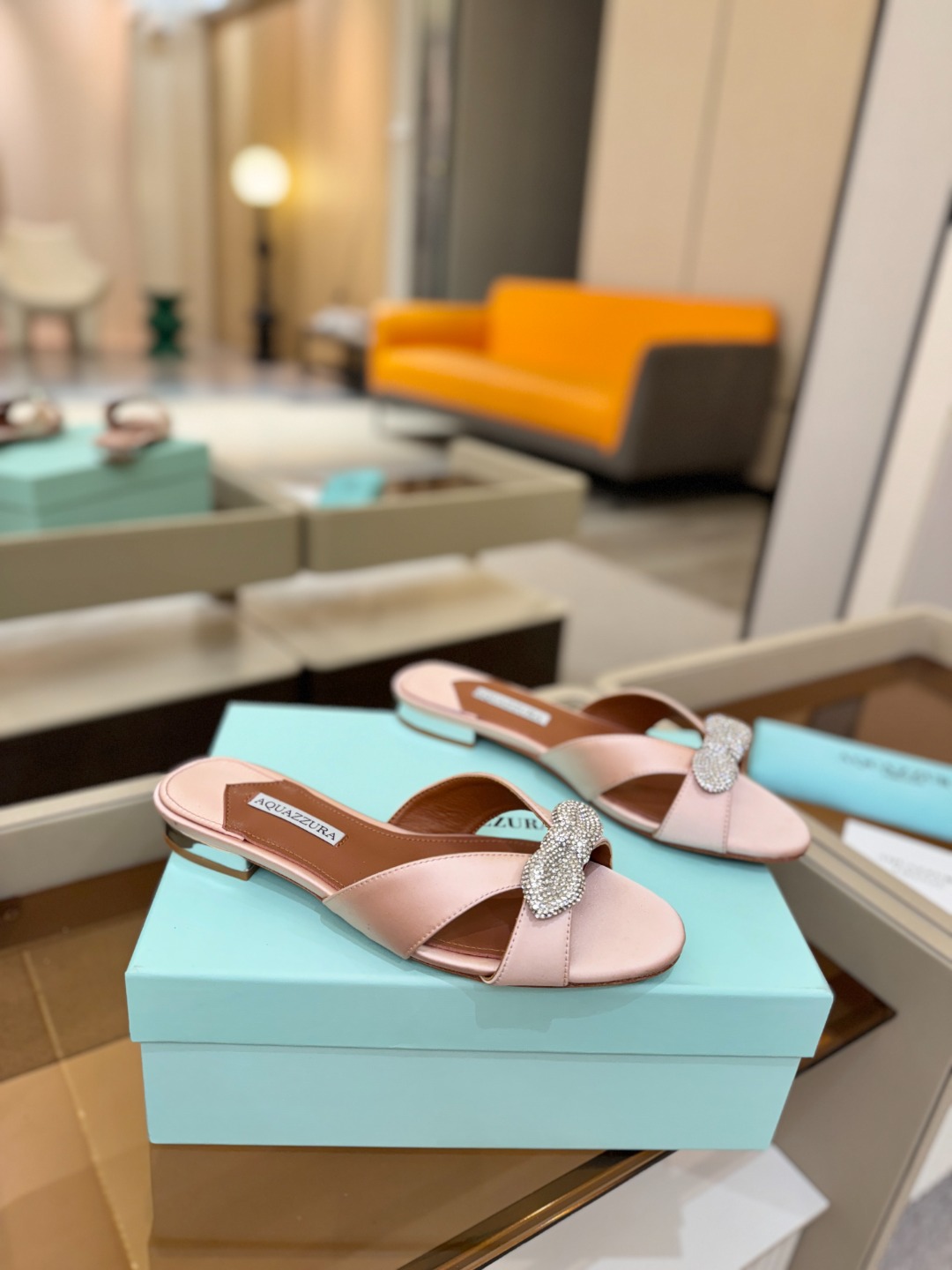 Aquazzura 🍍🍍「不追光，自己织一条星河走路」「他们说高跟才性感，我偏用平底鞋画出光的形状」「低