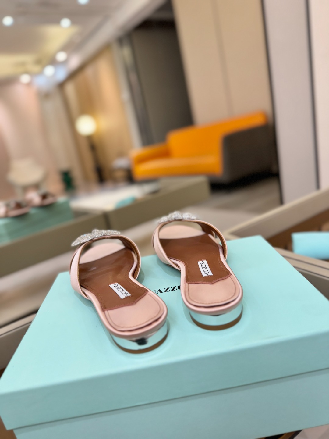 Aquazzura 🍍🍍「不追光，自己织一条星河走路」「他们说高跟才性感，我偏用平底鞋画出光的形状」「低