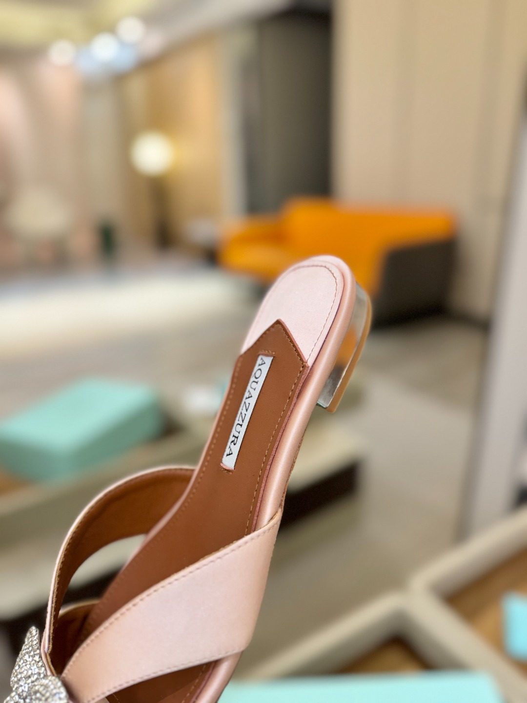 Aquazzura 🍍🍍「不追光，自己织一条星河走路」「他们说高跟才性感，我偏用平底鞋画出光的形状」「低