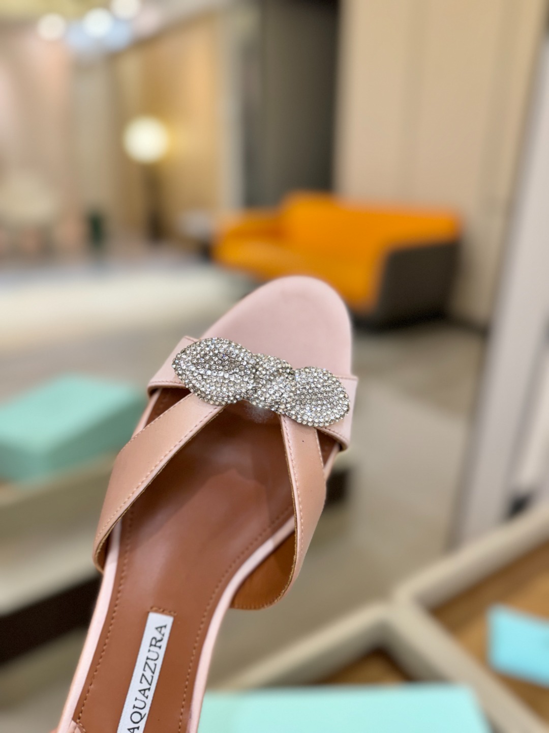 Aquazzura 🍍🍍「不追光，自己织一条星河走路」「他们说高跟才性感，我偏用平底鞋画出光的形状」「低