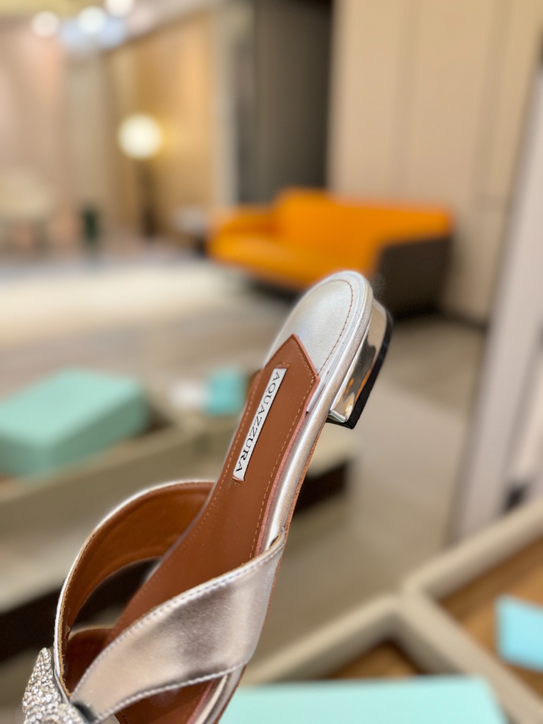 Aquazzura 🍍🍍「不追光，自己织一条星河走路」「他们说高跟才性感，我偏用平底鞋画出光的形状」「低