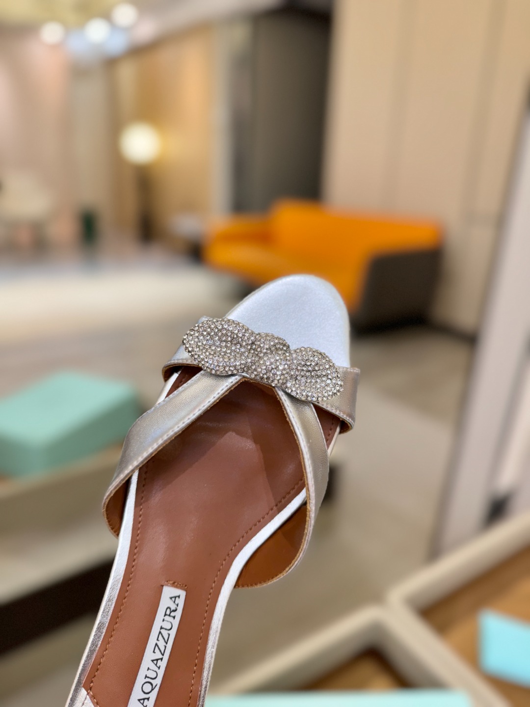 Aquazzura 🍍🍍「不追光，自己织一条星河走路」「他们说高跟才性感，我偏用平底鞋画出光的形状」「低