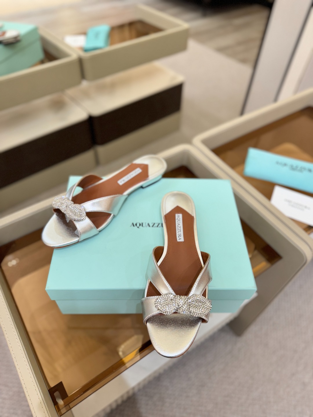 Aquazzura 🍍🍍「不追光，自己织一条星河走路」「他们说高跟才性感，我偏用平底鞋画出光的形状」「低