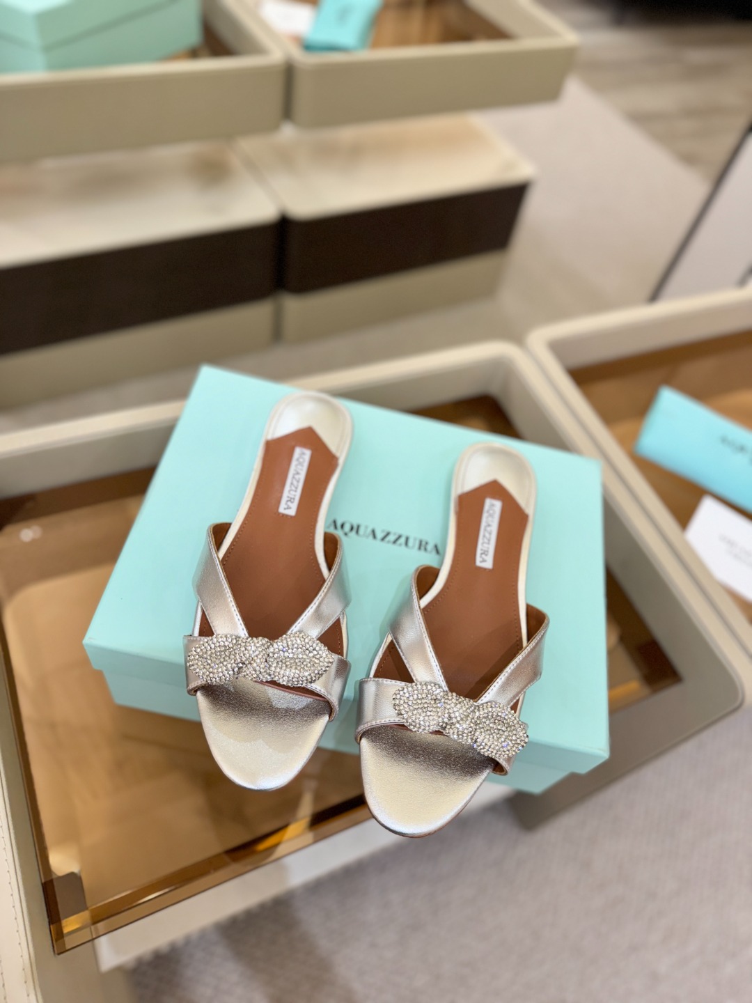 Aquazzura 🍍🍍「不追光，自己织一条星河走路」「他们说高跟才性感，我偏用平底鞋画出光的形状」「低