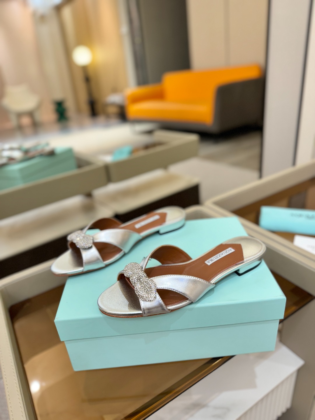 Aquazzura 🍍🍍「不追光，自己织一条星河走路」「他们说高跟才性感，我偏用平底鞋画出光的形状」「低