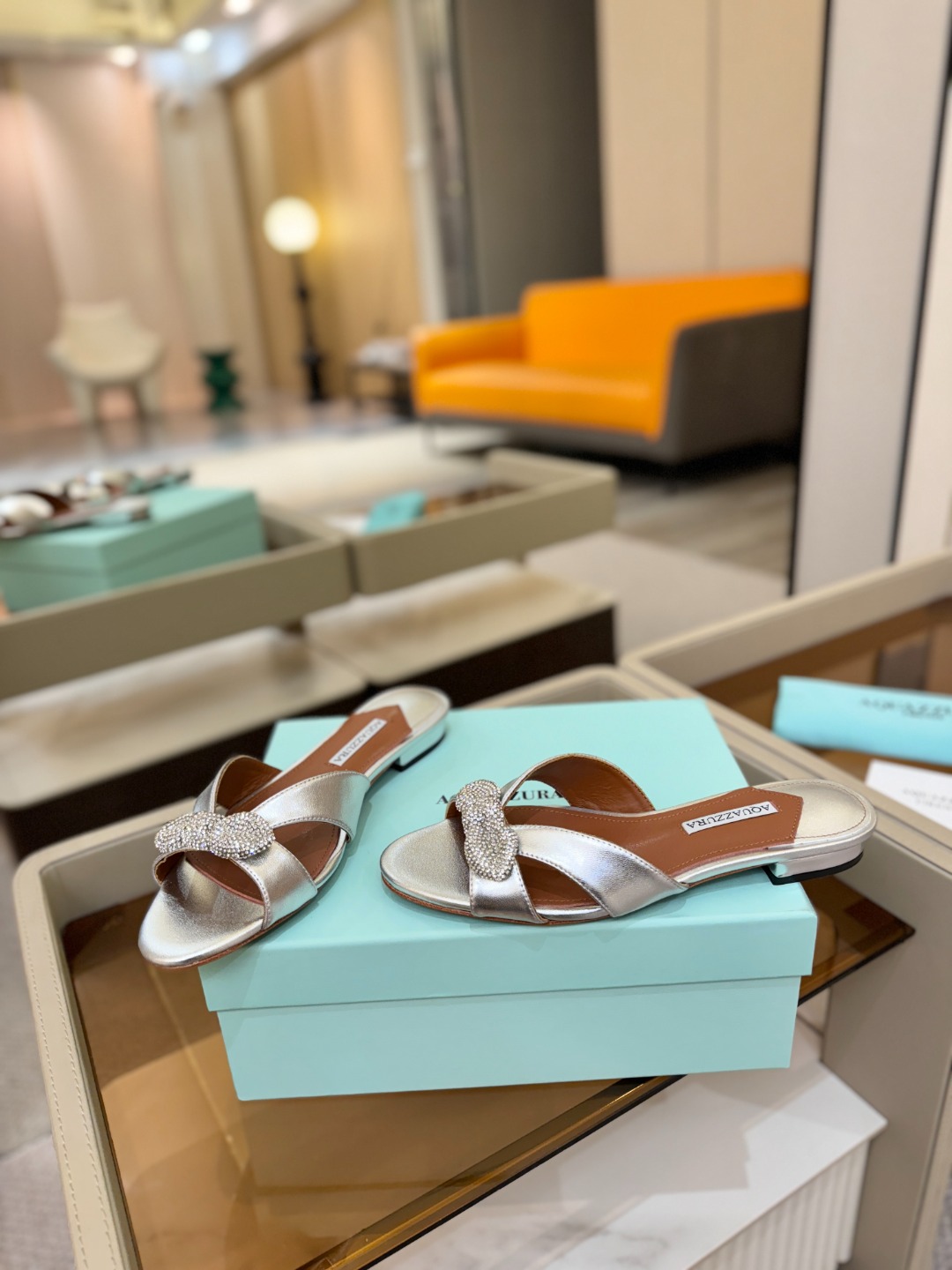 Aquazzura 🍍🍍「不追光，自己织一条星河走路」「他们说高跟才性感，我偏用平底鞋画出光的形状」「低