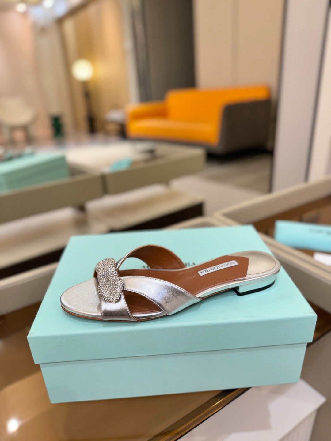 Aquazzura 🍍🍍「不追光，自己织一条星河走路」「他们说高跟才性感，我偏用平底鞋画出光的形状」「低