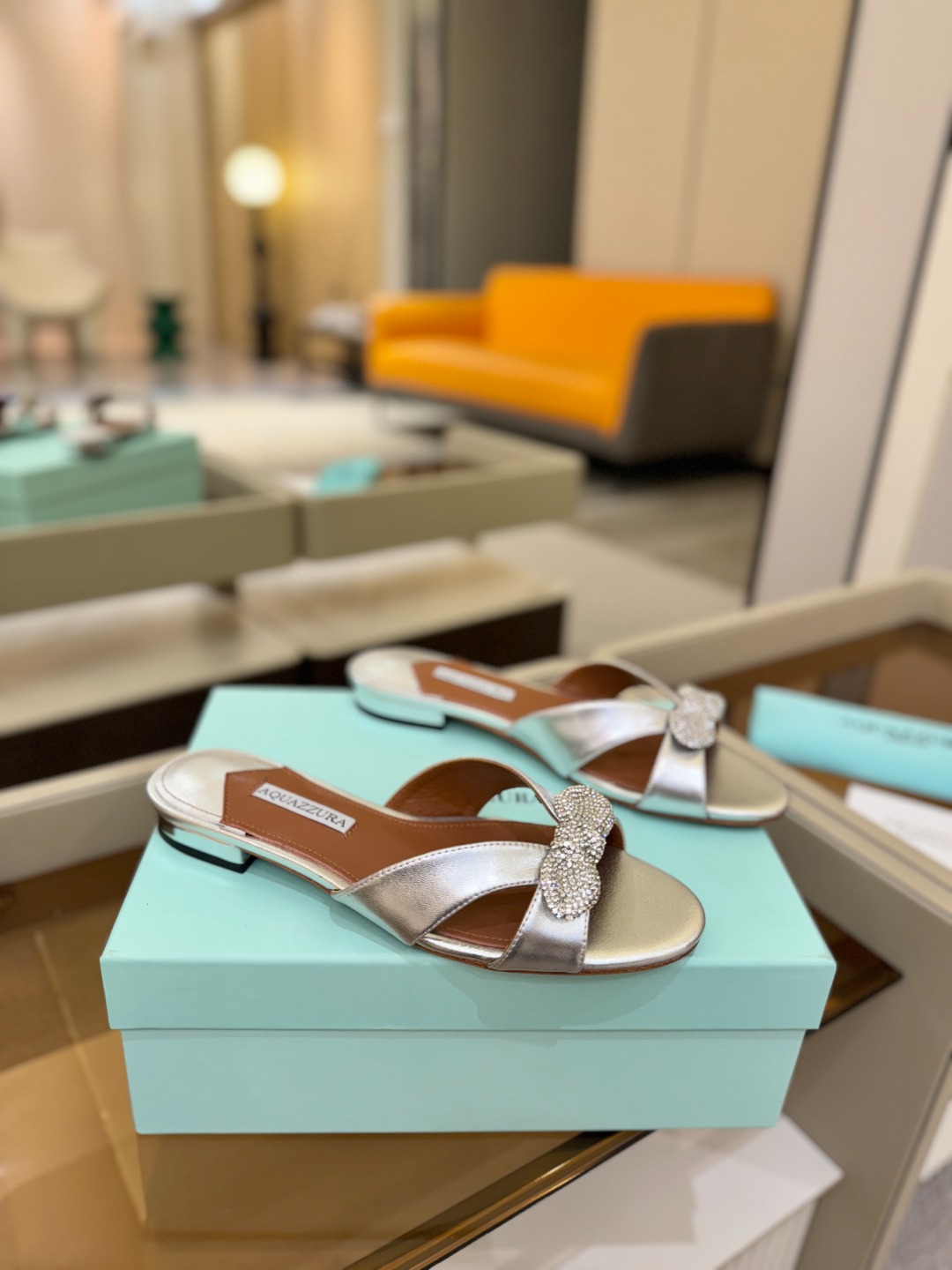 Aquazzura 🍍🍍「不追光，自己织一条星河走路」「他们说高跟才性感，我偏用平底鞋画出光的形状」「低