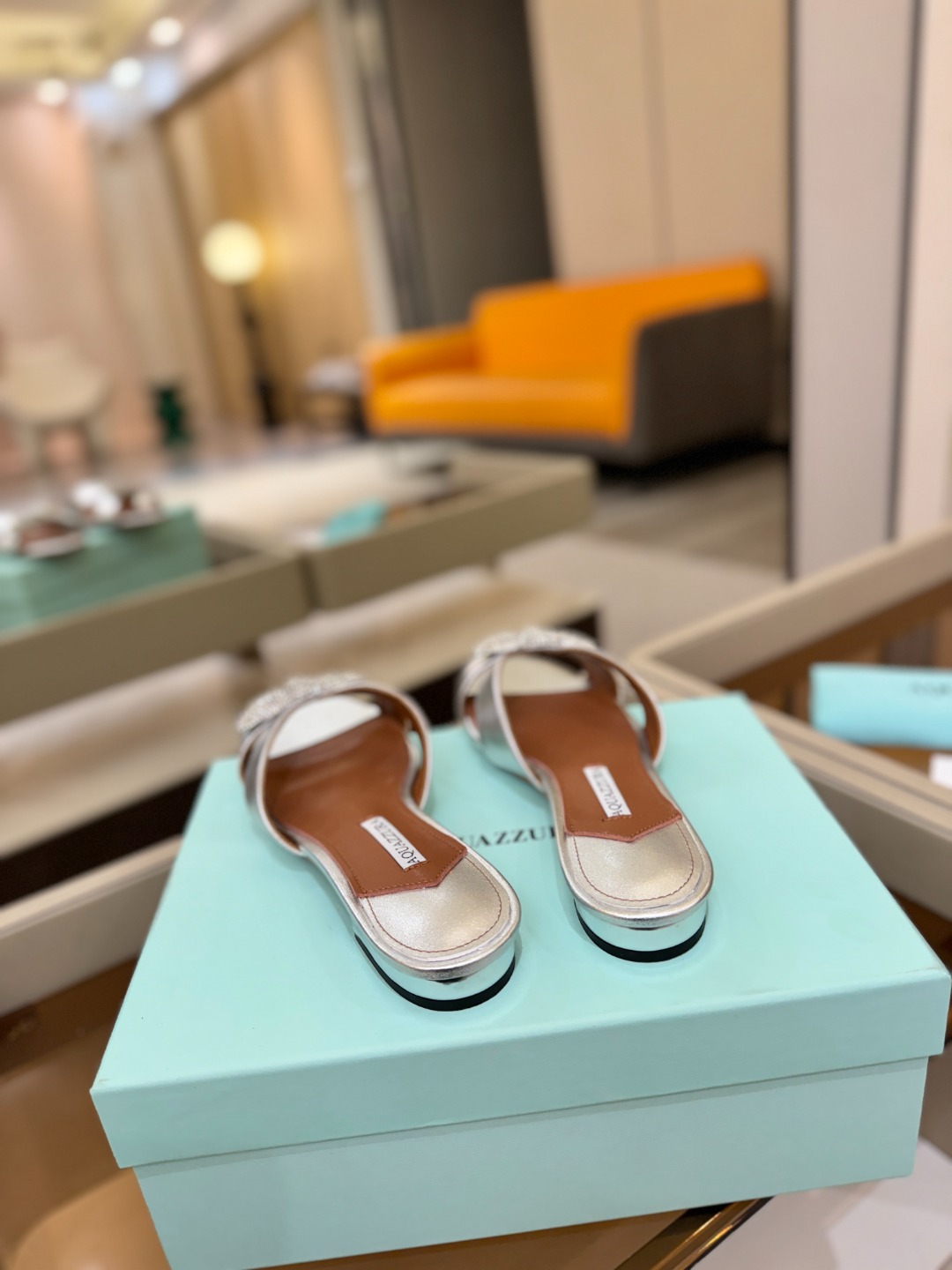 Aquazzura 🍍🍍「不追光，自己织一条星河走路」「他们说高跟才性感，我偏用平底鞋画出光的形状」「低