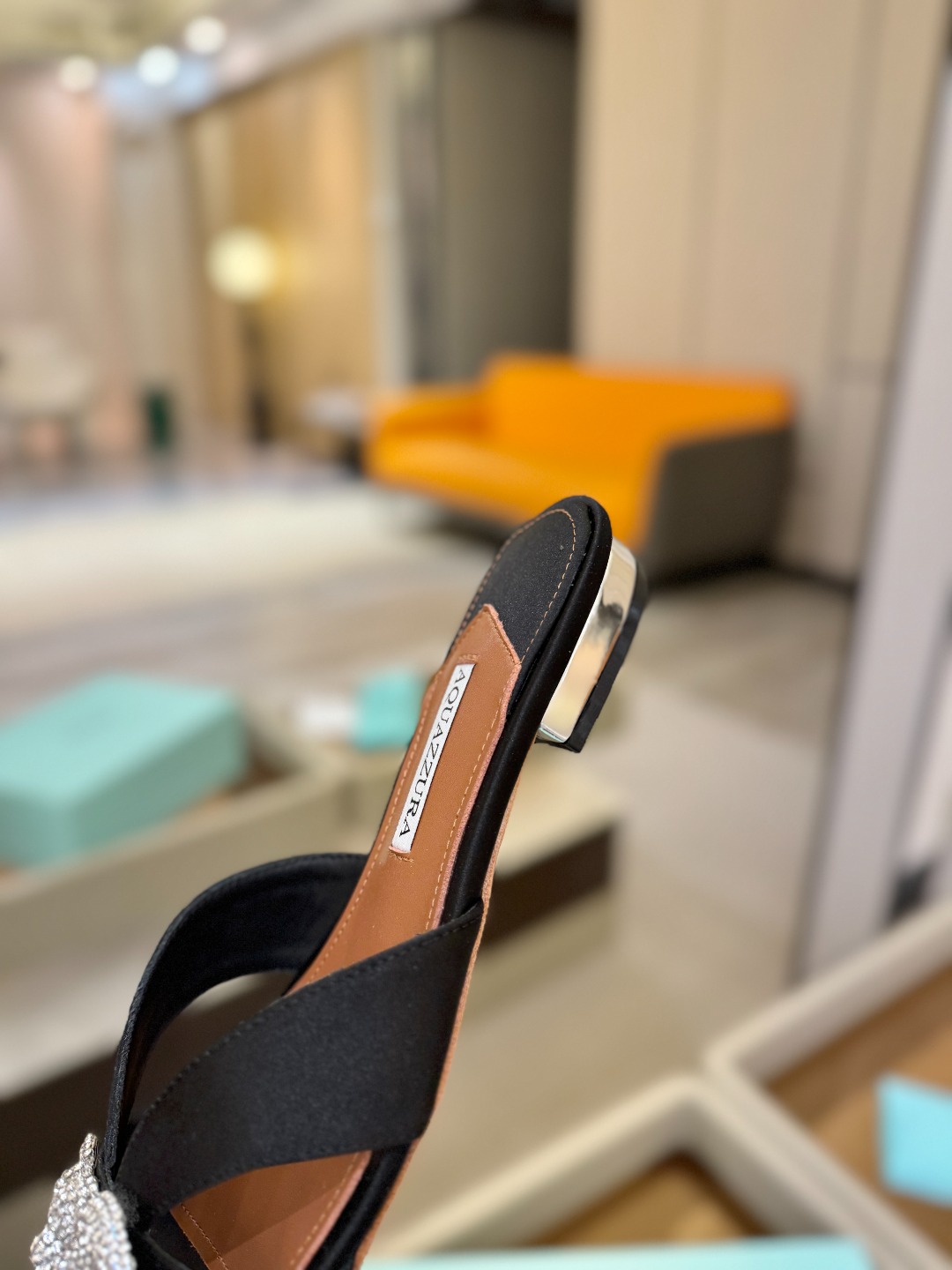 Aquazzura 🍍🍍「不追光，自己织一条星河走路」「他们说高跟才性感，我偏用平底鞋画出光的形状」「低