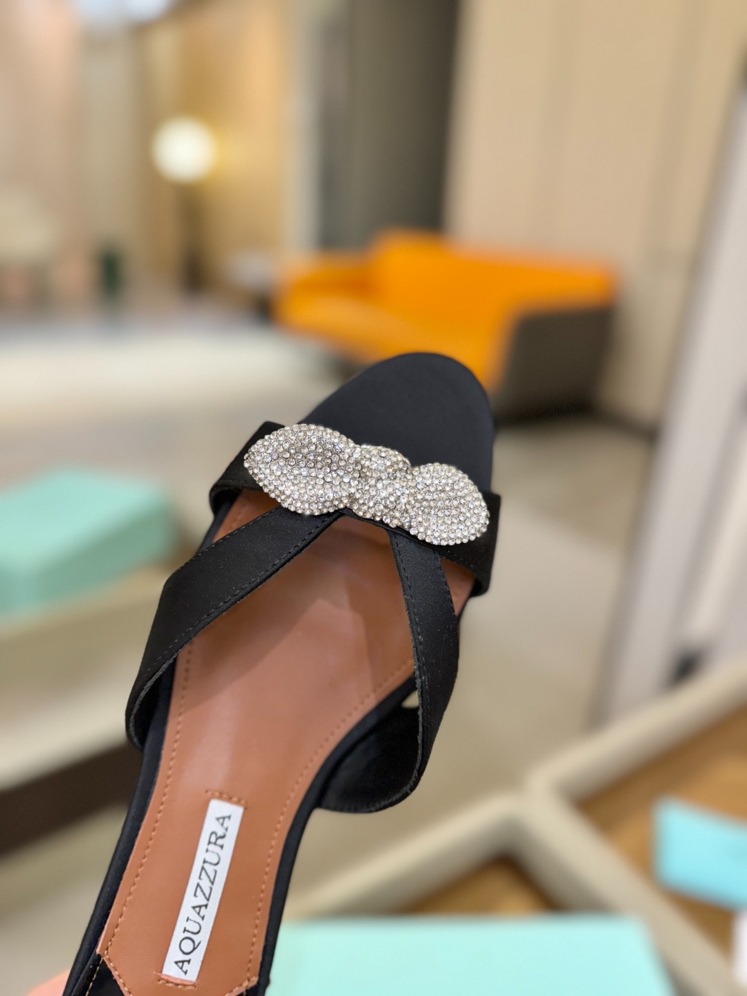 Aquazzura 🍍🍍「不追光，自己织一条星河走路」「他们说高跟才性感，我偏用平底鞋画出光的形状」「低