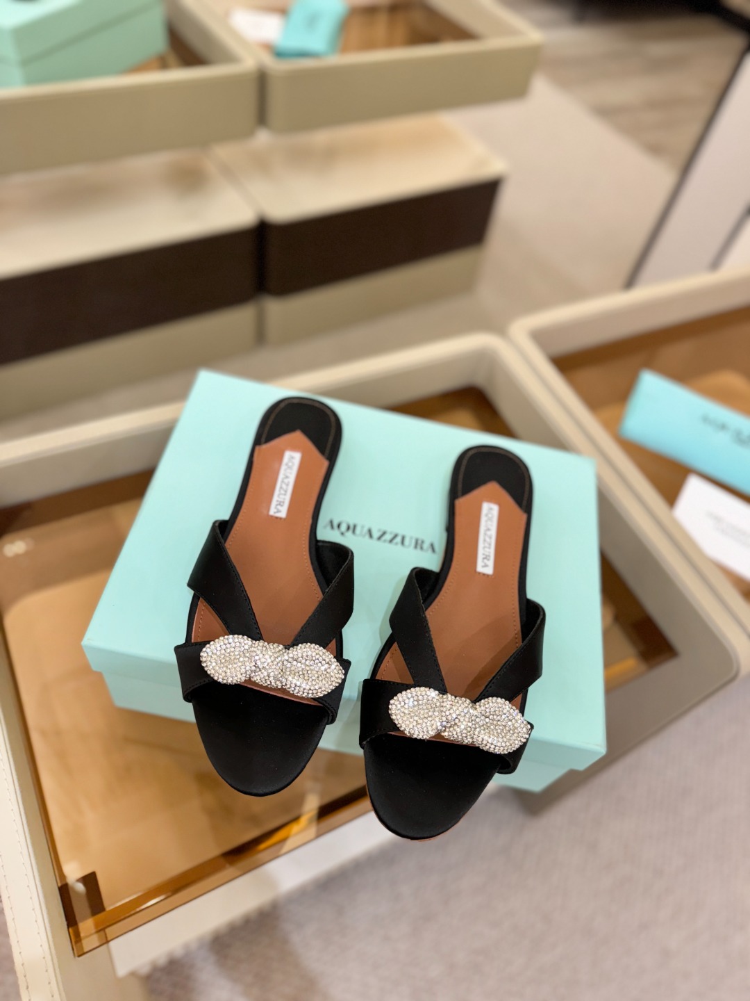Aquazzura 🍍🍍「不追光，自己织一条星河走路」「他们说高跟才性感，我偏用平底鞋画出光的形状」「低