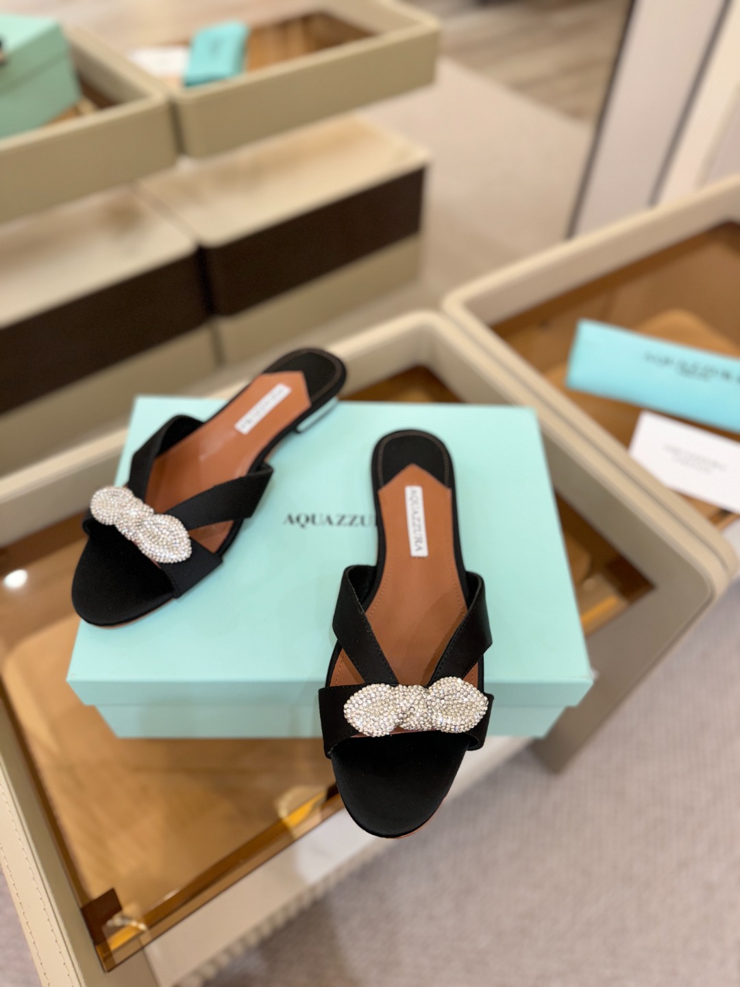 Aquazzura 🍍🍍「不追光，自己织一条星河走路」「他们说高跟才性感，我偏用平底鞋画出光的形状」「低