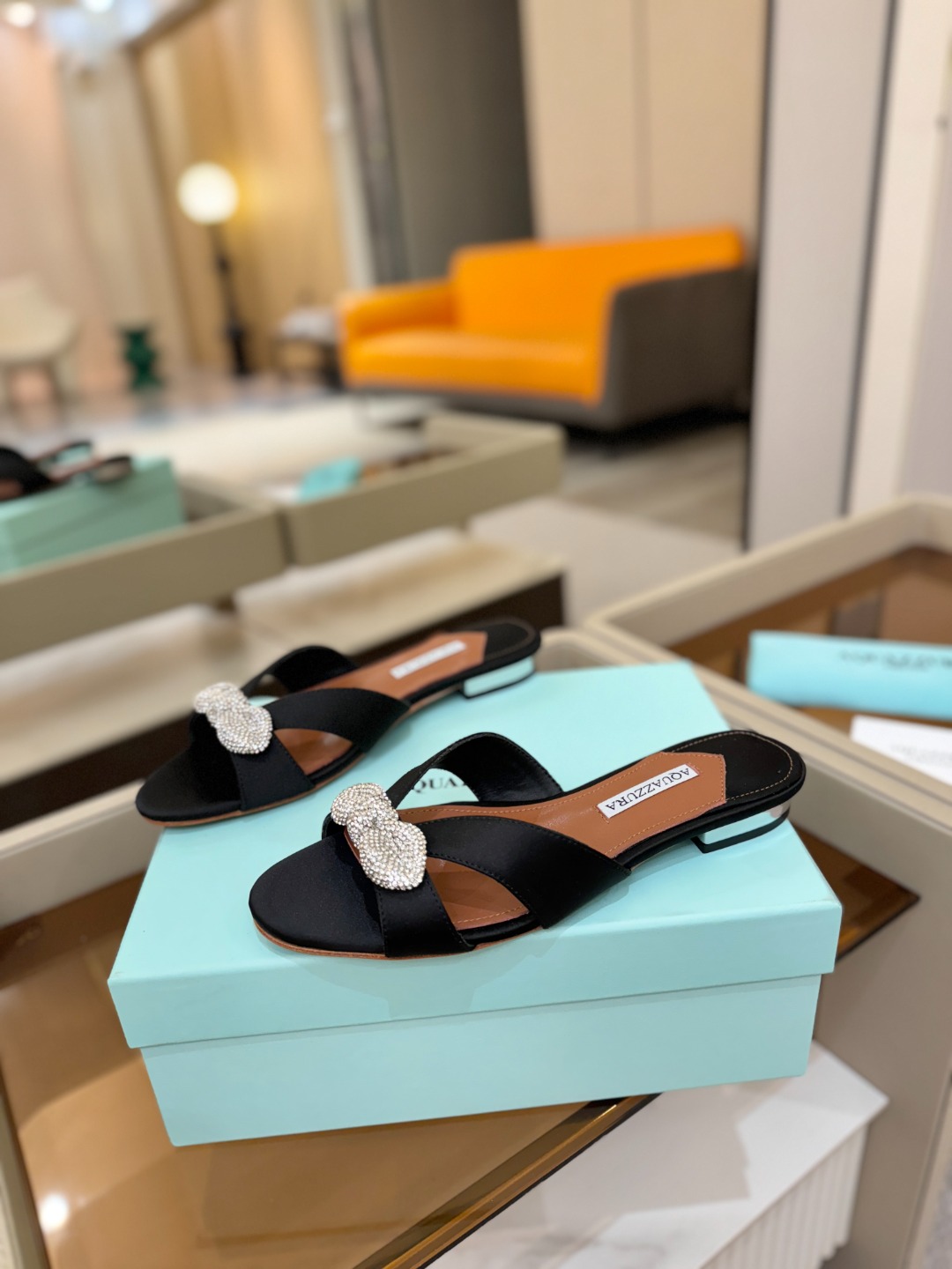 Aquazzura 🍍🍍「不追光，自己织一条星河走路」「他们说高跟才性感，我偏用平底鞋画出光的形状」「低