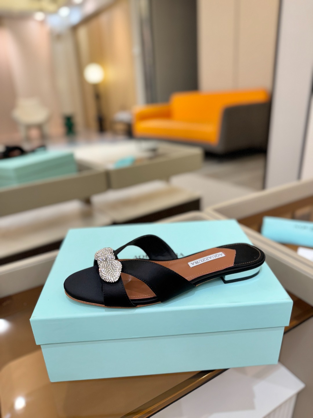 Aquazzura 🍍🍍「不追光，自己织一条星河走路」「他们说高跟才性感，我偏用平底鞋画出光的形状」「低