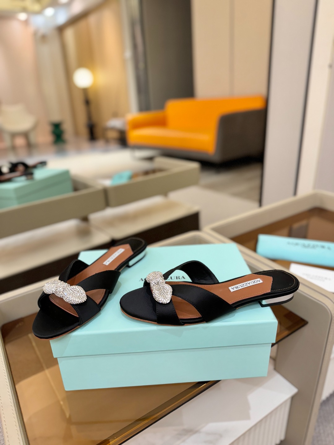 Aquazzura 🍍🍍「不追光，自己织一条星河走路」「他们说高跟才性感，我偏用平底鞋画出光的形状」「低