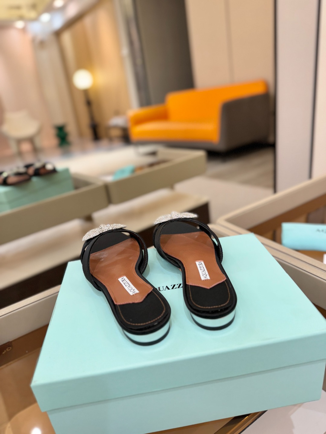 Aquazzura 🍍🍍「不追光，自己织一条星河走路」「他们说高跟才性感，我偏用平底鞋画出光的形状」「低