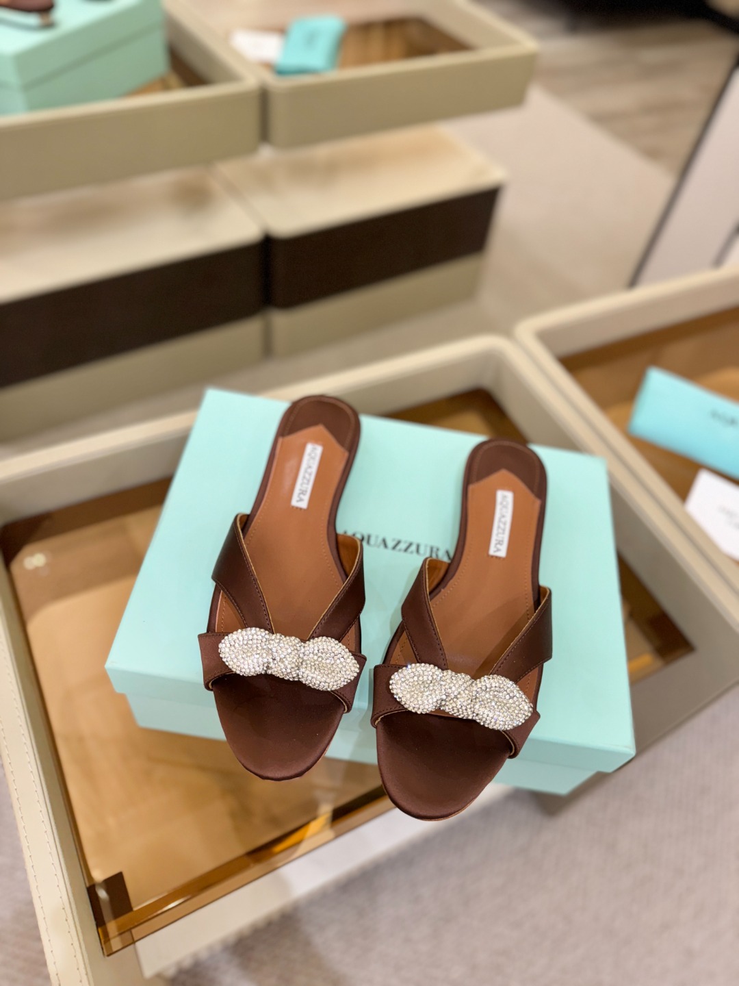 Aquazzura 🍍🍍「不追光，自己织一条星河走路」「他们说高跟才性感，我偏用平底鞋画出光的形状」「低