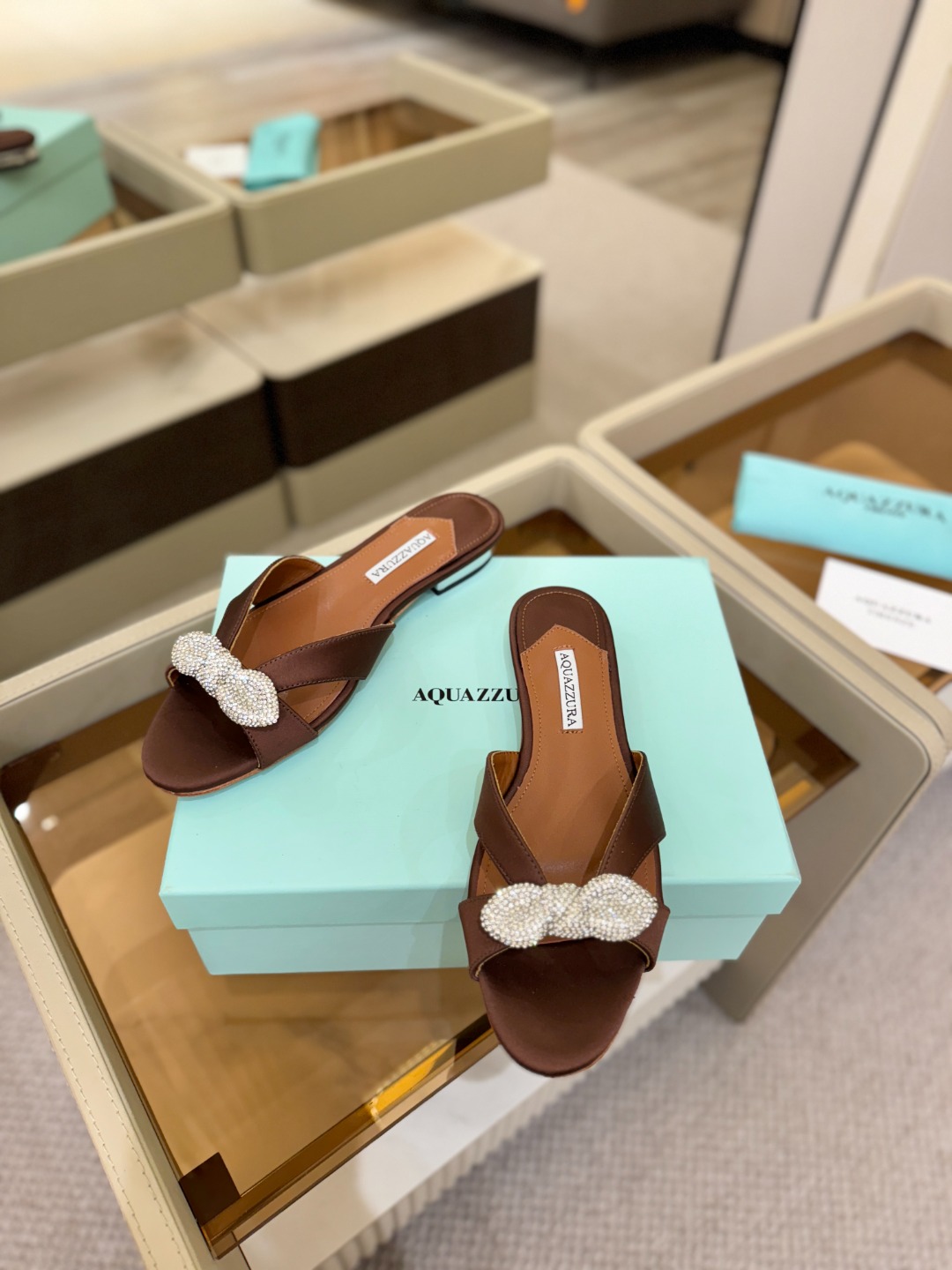 Aquazzura 🍍🍍「不追光，自己织一条星河走路」「他们说高跟才性感，我偏用平底鞋画出光的形状」「低