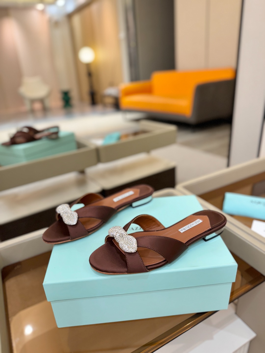 Aquazzura 🍍🍍「不追光，自己织一条星河走路」「他们说高跟才性感，我偏用平底鞋画出光的形状」「低