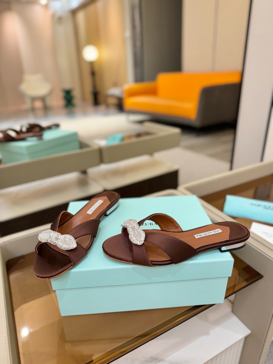 Aquazzura 🍍🍍「不追光，自己织一条星河走路」「他们说高跟才性感，我偏用平底鞋画出光的形状」「低