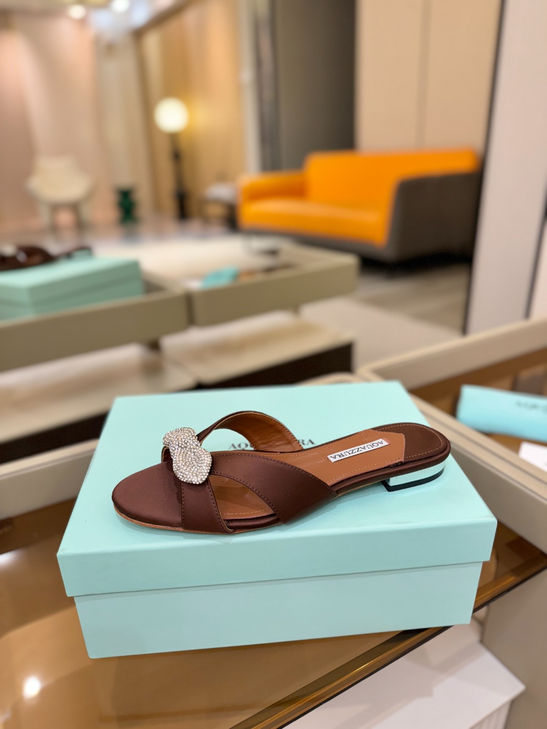 Aquazzura 🍍🍍「不追光，自己织一条星河走路」「他们说高跟才性感，我偏用平底鞋画出光的形状」「低