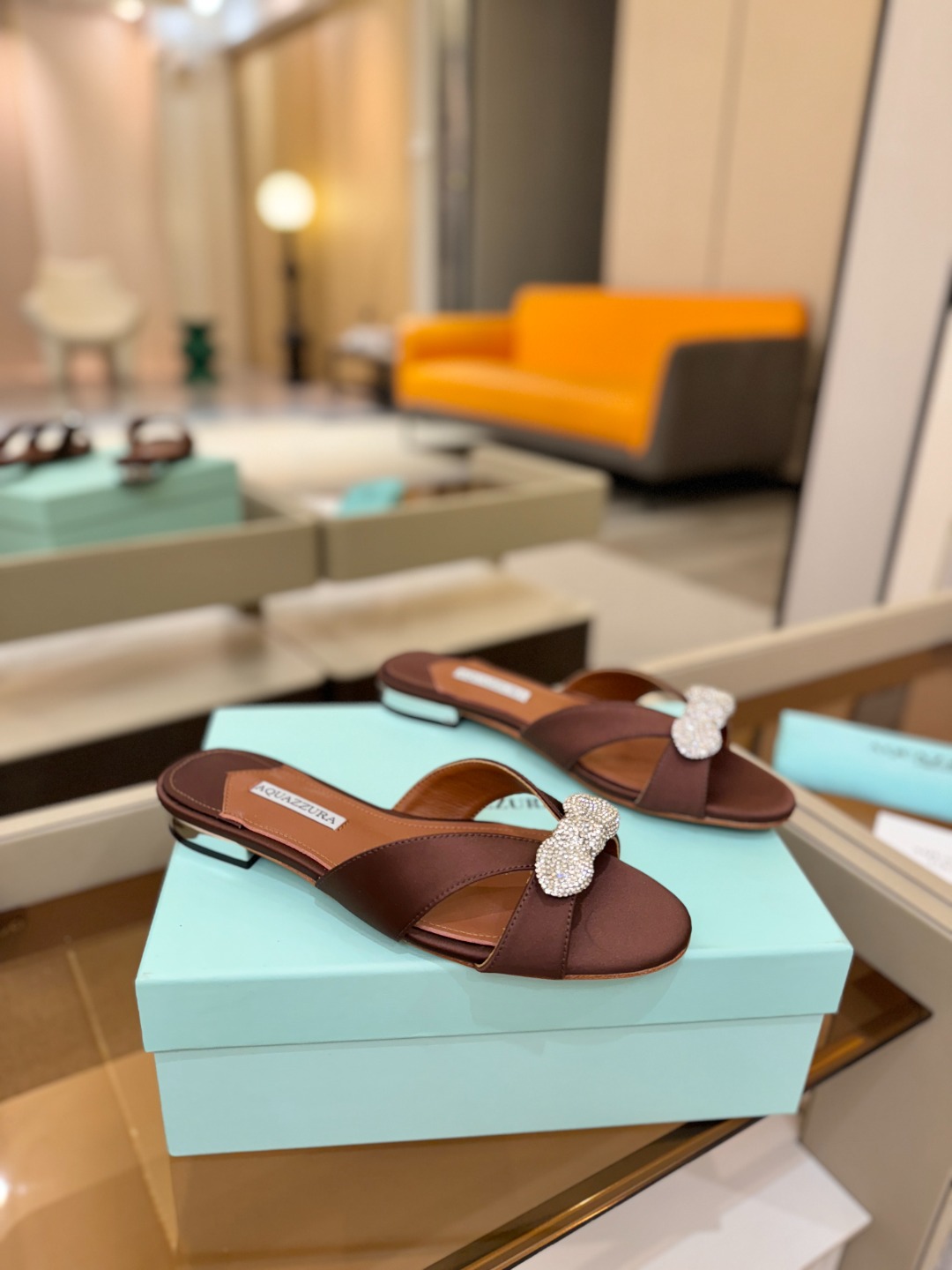 Aquazzura 🍍🍍「不追光，自己织一条星河走路」「他们说高跟才性感，我偏用平底鞋画出光的形状」「低