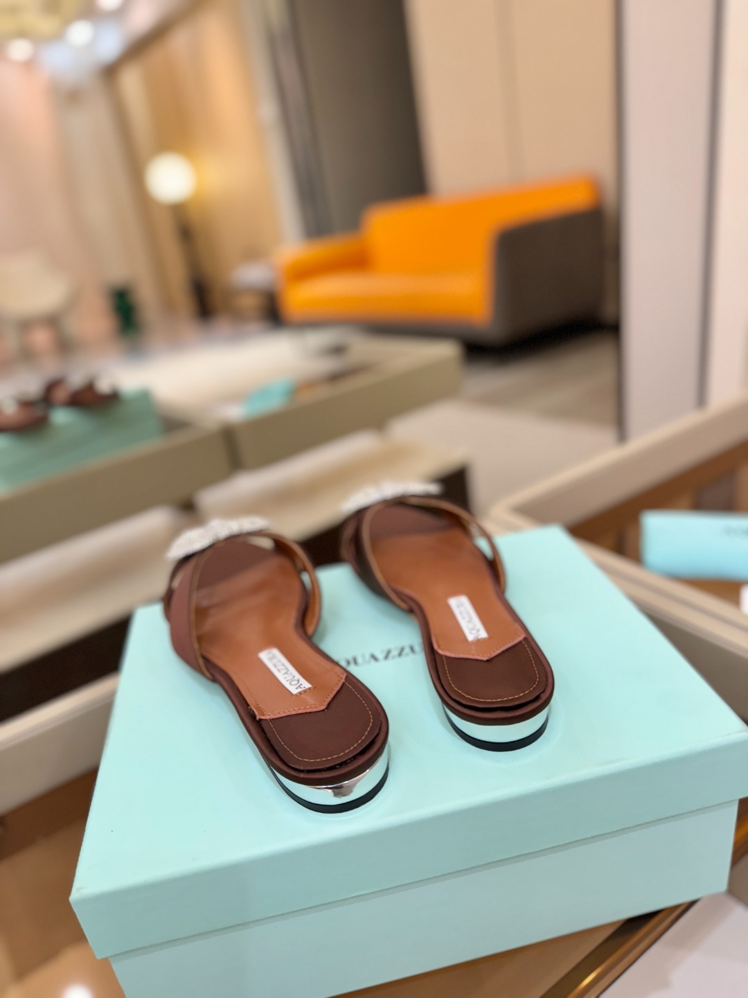 Aquazzura 🍍🍍「不追光，自己织一条星河走路」「他们说高跟才性感，我偏用平底鞋画出光的形状」「低