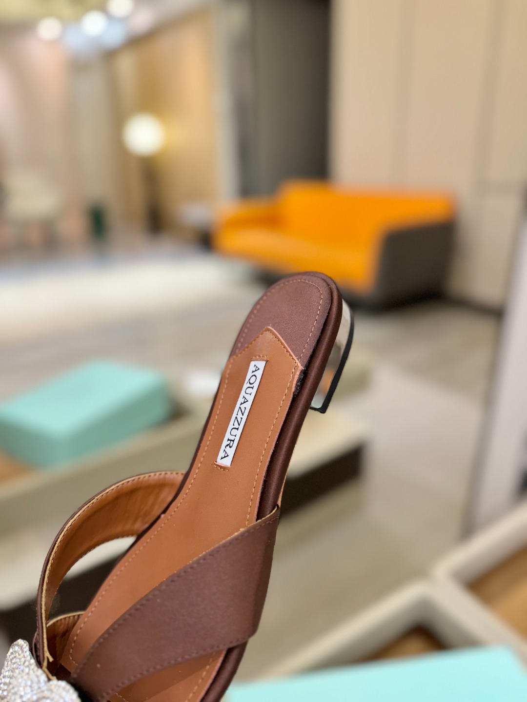 Aquazzura 🍍🍍「不追光，自己织一条星河走路」「他们说高跟才性感，我偏用平底鞋画出光的形状」「低