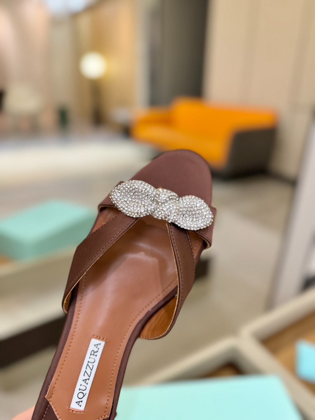 Aquazzura 🍍🍍「不追光，自己织一条星河走路」「他们说高跟才性感，我偏用平底鞋画出光的形状」「低