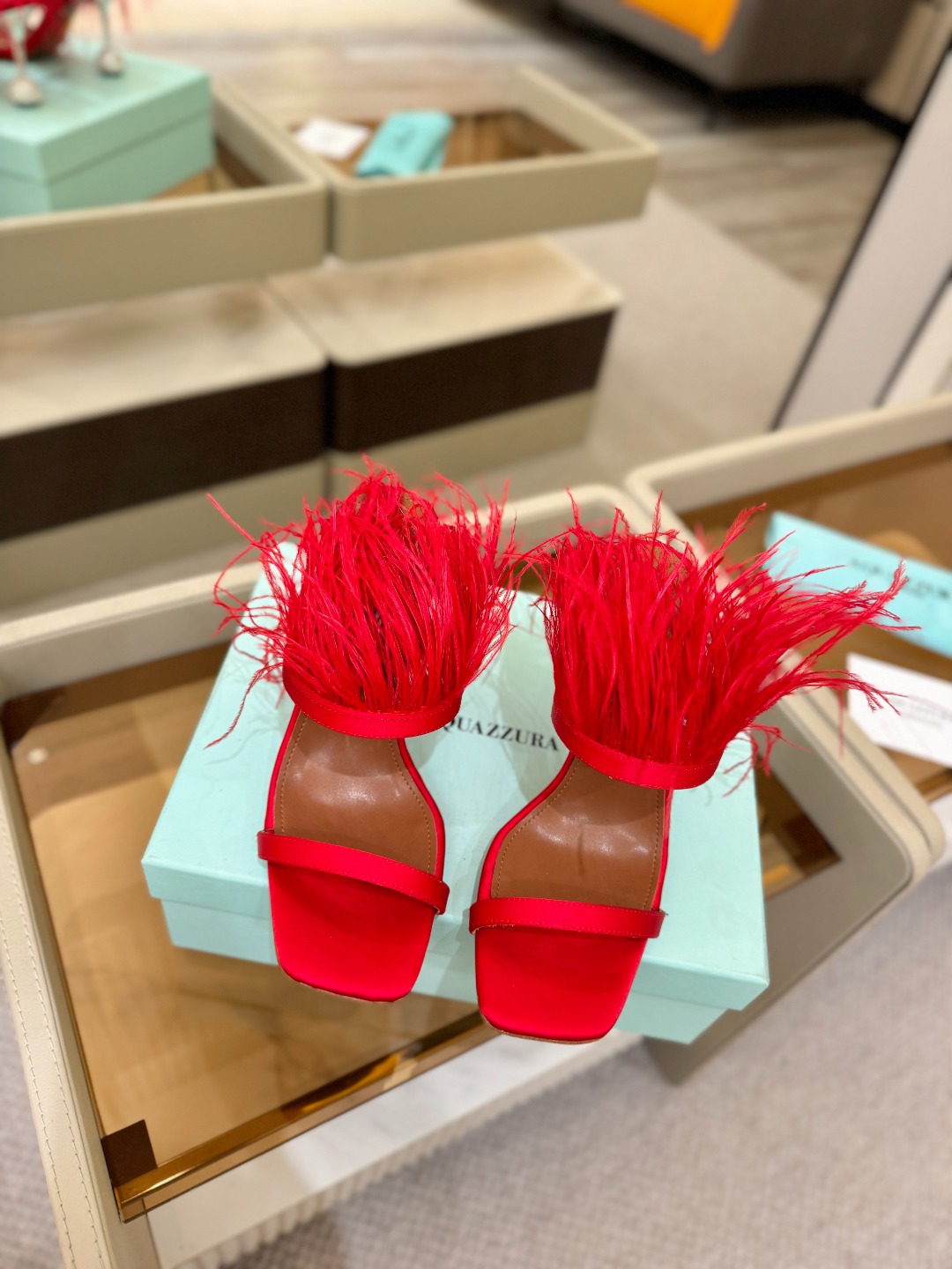 Aquazzura 🍍羽毛🪶🪶🪶🪶🪶高跟👠👠👠是风的形状，钻是光的密语这一季，每一步都是光的即兴诗柔软的