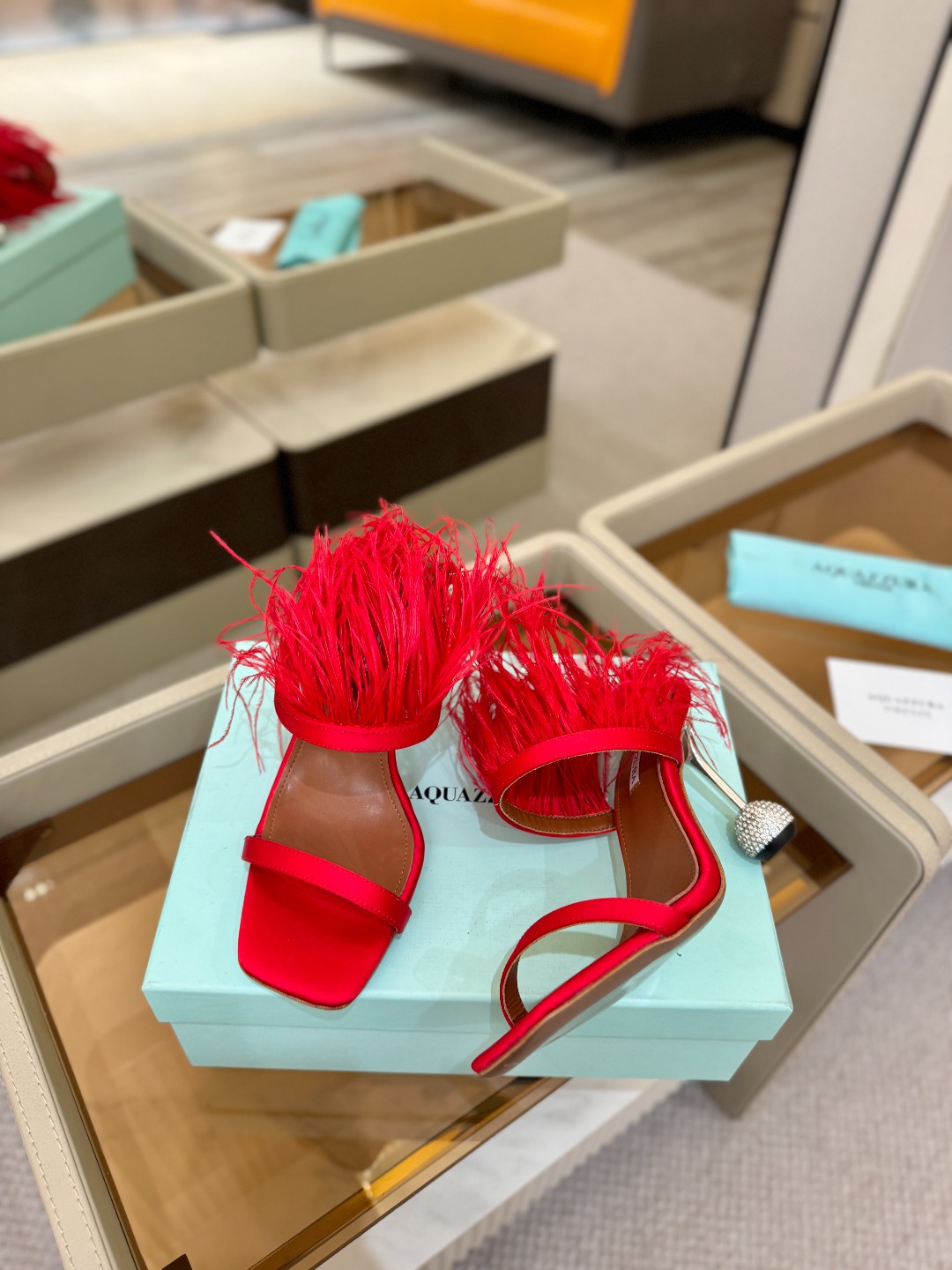 Aquazzura 🍍羽毛🪶🪶🪶🪶🪶高跟👠👠👠是风的形状，钻是光的密语这一季，每一步都是光的即兴诗柔软的