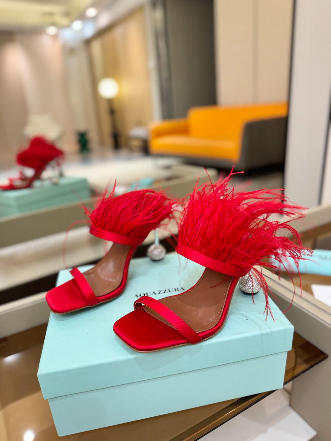 Aquazzura 🍍羽毛🪶🪶🪶🪶🪶高跟👠👠👠是风的形状，钻是光的密语这一季，每一步都是光的即兴诗柔软的