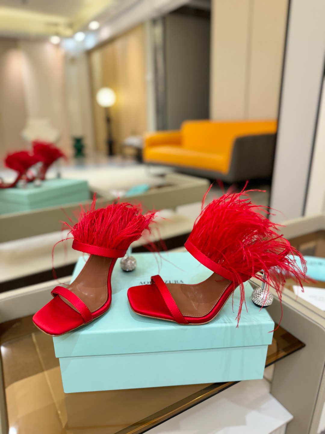 Aquazzura 🍍羽毛🪶🪶🪶🪶🪶高跟👠👠👠是风的形状，钻是光的密语这一季，每一步都是光的即兴诗柔软的
