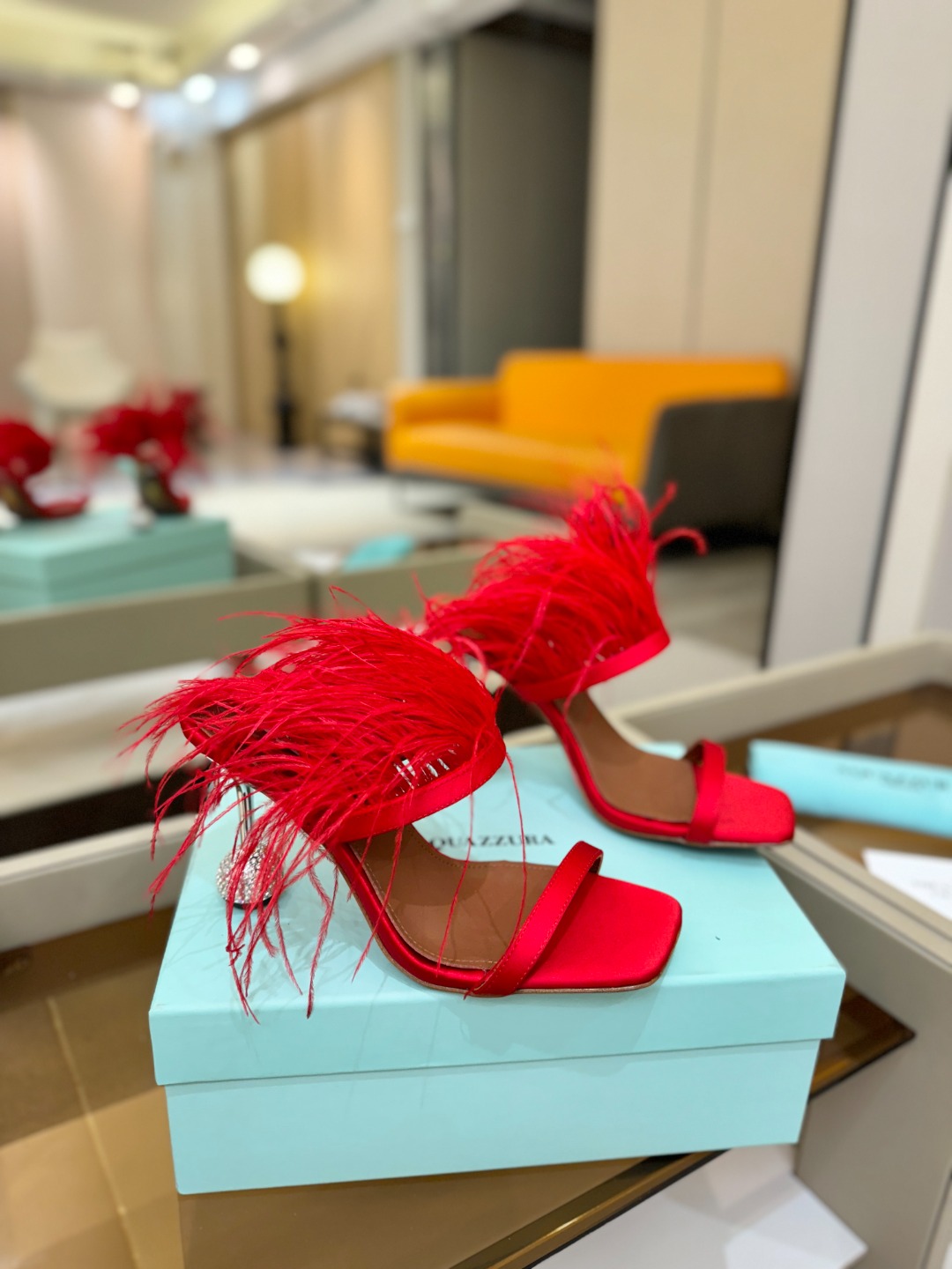 Aquazzura 🍍羽毛🪶🪶🪶🪶🪶高跟👠👠👠是风的形状，钻是光的密语这一季，每一步都是光的即兴诗柔软的