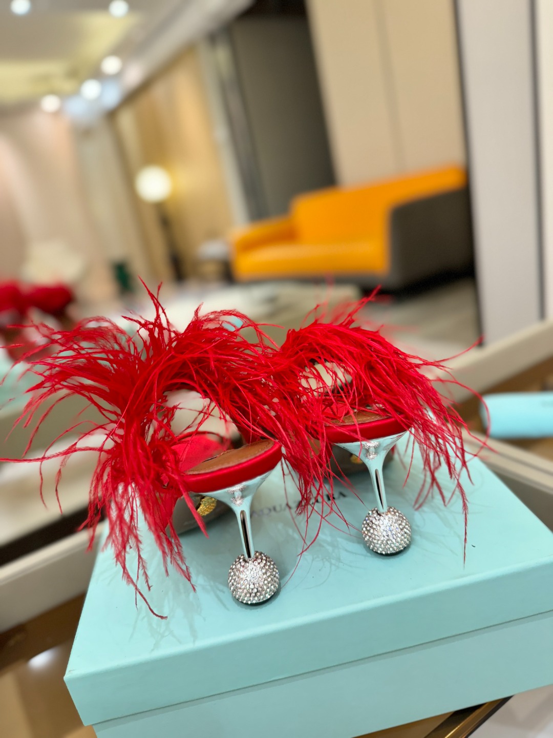 Aquazzura 🍍羽毛🪶🪶🪶🪶🪶高跟👠👠👠是风的形状，钻是光的密语这一季，每一步都是光的即兴诗柔软的