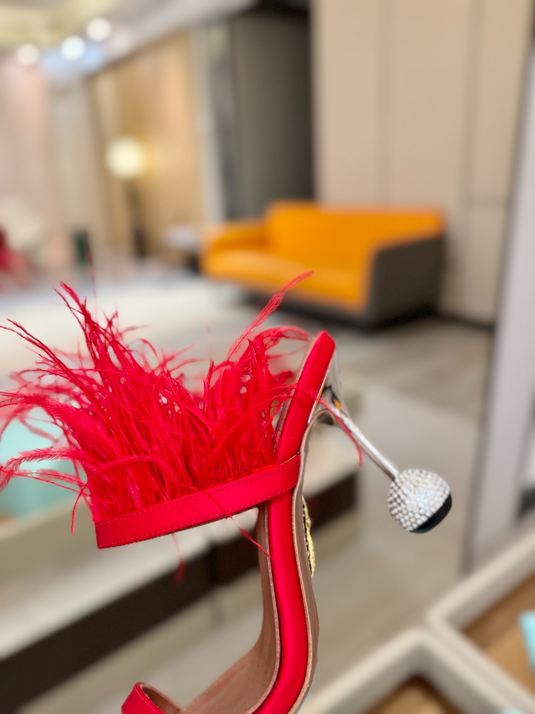 Aquazzura 🍍羽毛🪶🪶🪶🪶🪶高跟👠👠👠是风的形状，钻是光的密语这一季，每一步都是光的即兴诗柔软的