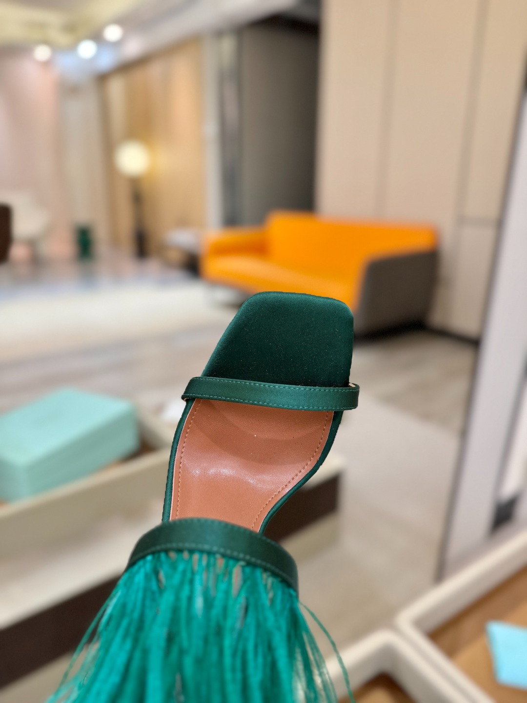 Aquazzura 🍍羽毛🪶🪶🪶🪶🪶高跟👠👠👠是风的形状，钻是光的密语这一季，每一步都是光的即兴诗柔软的