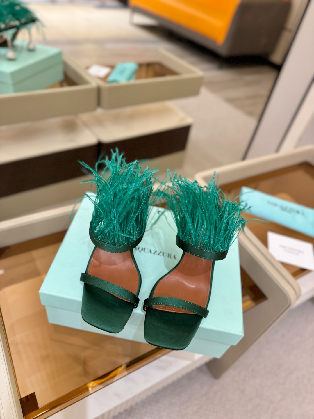 Aquazzura 🍍羽毛🪶🪶🪶🪶🪶高跟👠👠👠是风的形状，钻是光的密语这一季，每一步都是光的即兴诗柔软的