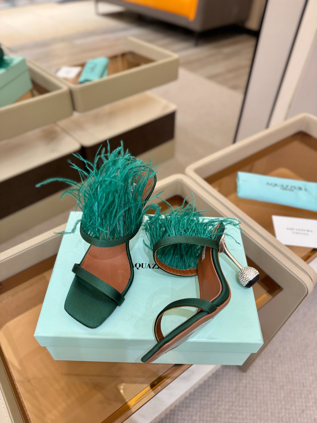 Aquazzura 🍍羽毛🪶🪶🪶🪶🪶高跟👠👠👠是风的形状，钻是光的密语这一季，每一步都是光的即兴诗柔软的