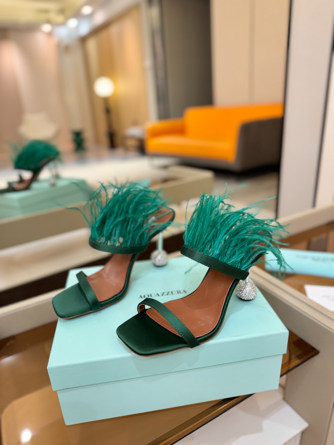 Aquazzura 🍍羽毛🪶🪶🪶🪶🪶高跟👠👠👠是风的形状，钻是光的密语这一季，每一步都是光的即兴诗柔软的