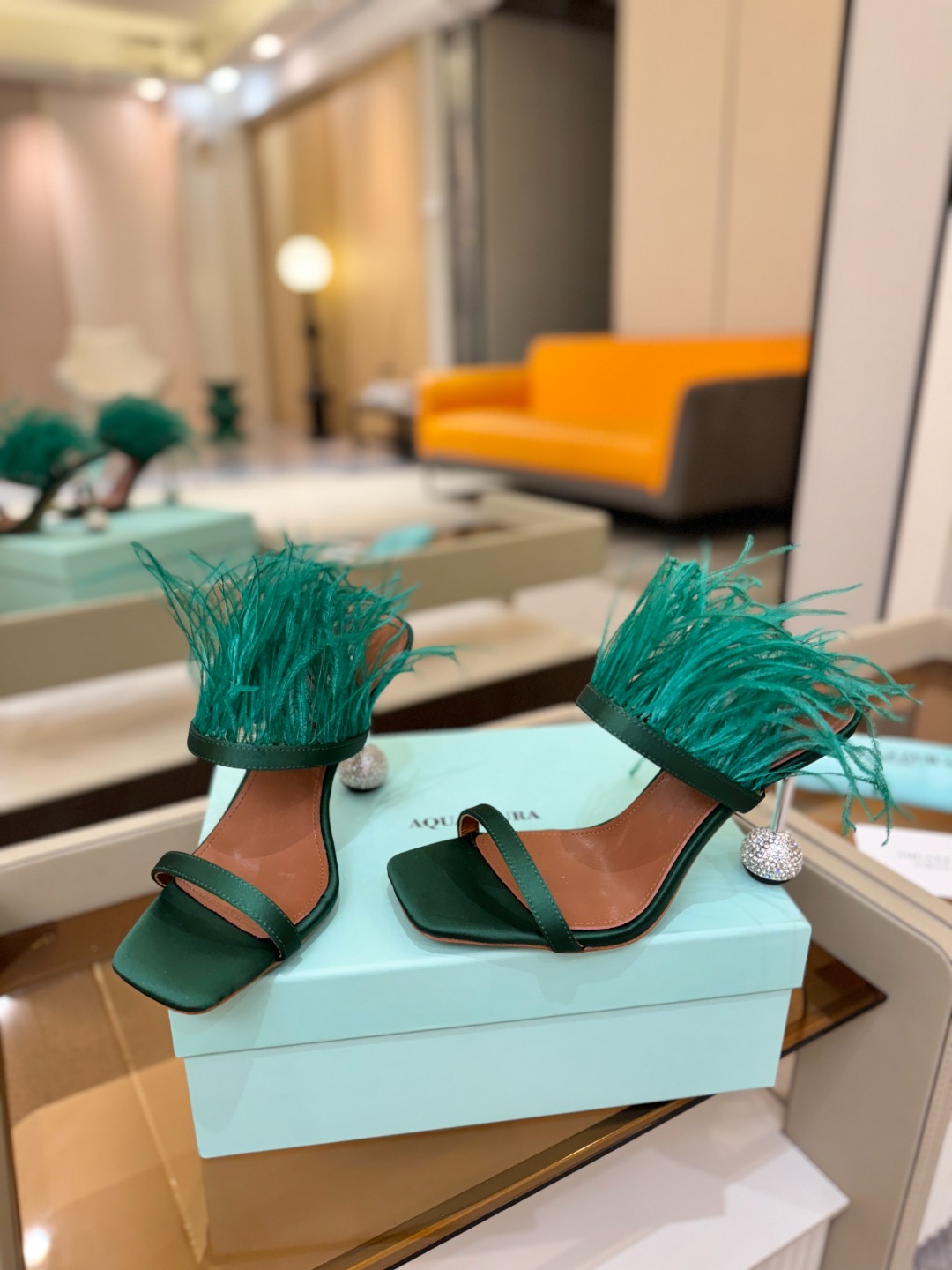 Aquazzura 🍍羽毛🪶🪶🪶🪶🪶高跟👠👠👠是风的形状，钻是光的密语这一季，每一步都是光的即兴诗柔软的