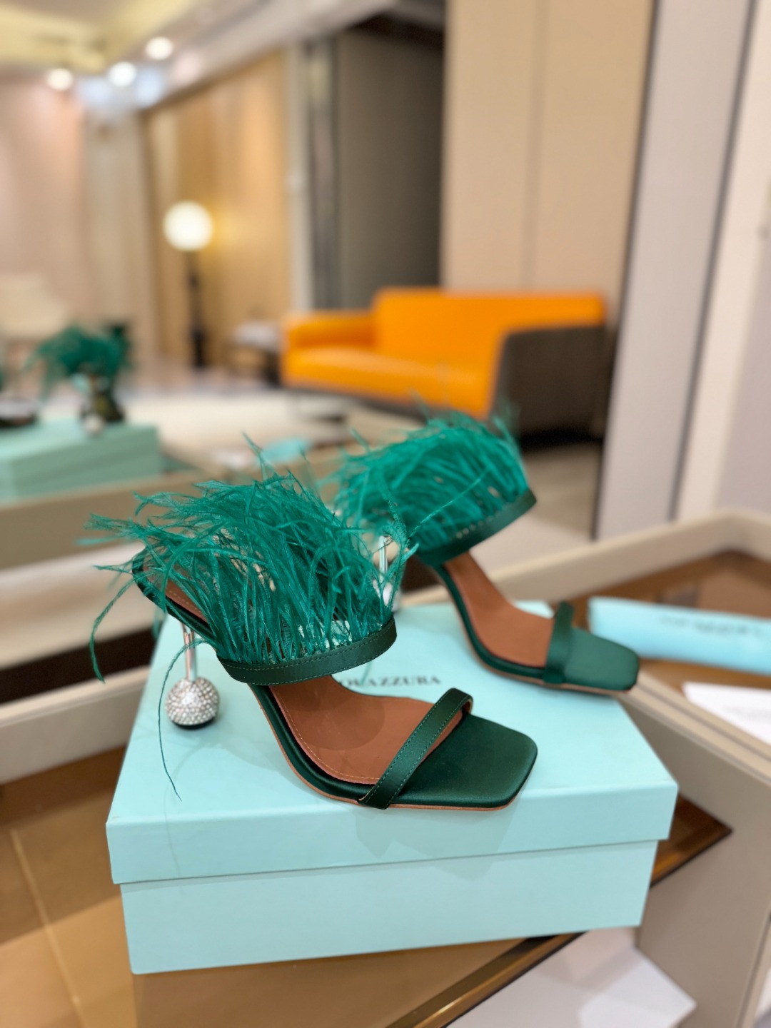 Aquazzura 🍍羽毛🪶🪶🪶🪶🪶高跟👠👠👠是风的形状，钻是光的密语这一季，每一步都是光的即兴诗柔软的