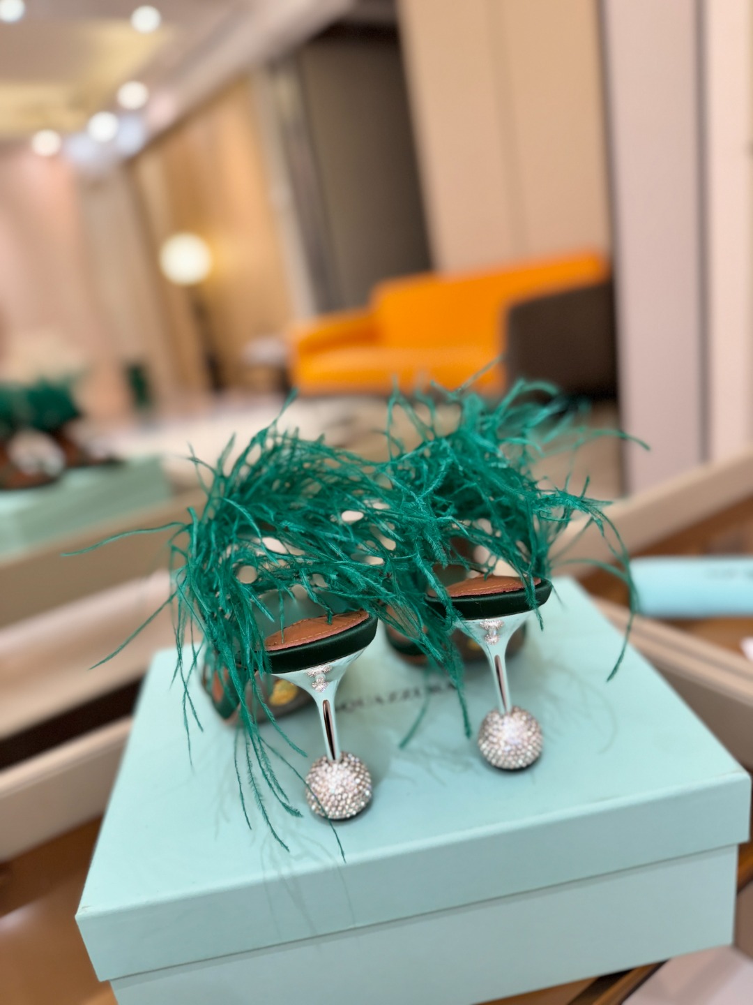 Aquazzura 🍍羽毛🪶🪶🪶🪶🪶高跟👠👠👠是风的形状，钻是光的密语这一季，每一步都是光的即兴诗柔软的