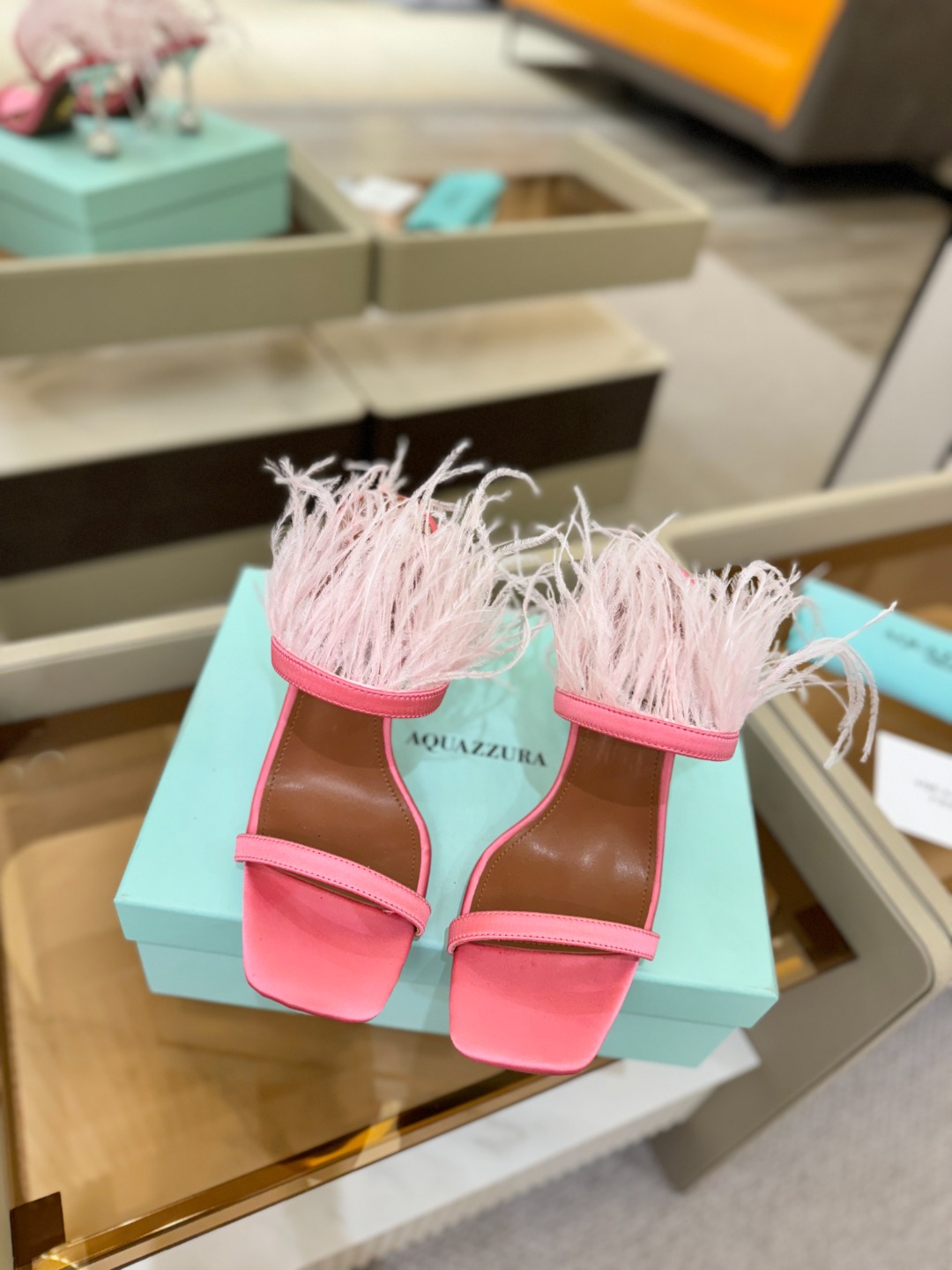 Aquazzura 🍍羽毛🪶🪶🪶🪶🪶高跟👠👠👠是风的形状，钻是光的密语这一季，每一步都是光的即兴诗柔软的