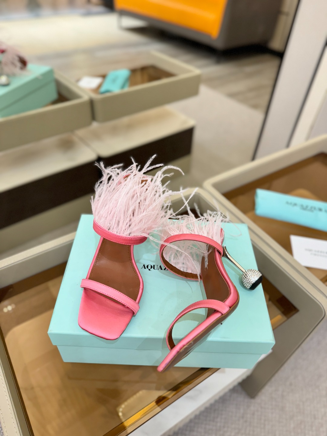 Aquazzura 🍍羽毛🪶🪶🪶🪶🪶高跟👠👠👠是风的形状，钻是光的密语这一季，每一步都是光的即兴诗柔软的