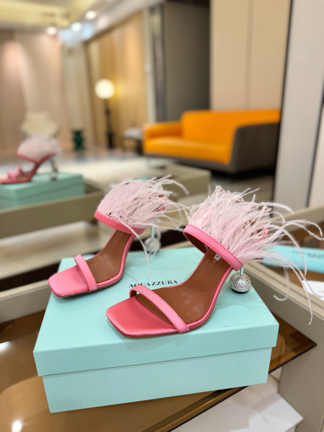 Aquazzura 🍍羽毛🪶🪶🪶🪶🪶高跟👠👠👠是风的形状，钻是光的密语这一季，每一步都是光的即兴诗柔软的