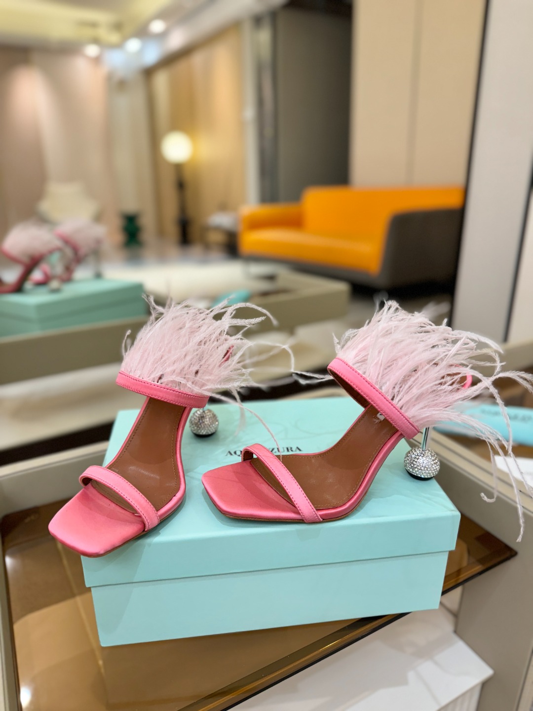 Aquazzura 🍍羽毛🪶🪶🪶🪶🪶高跟👠👠👠是风的形状，钻是光的密语这一季，每一步都是光的即兴诗柔软的